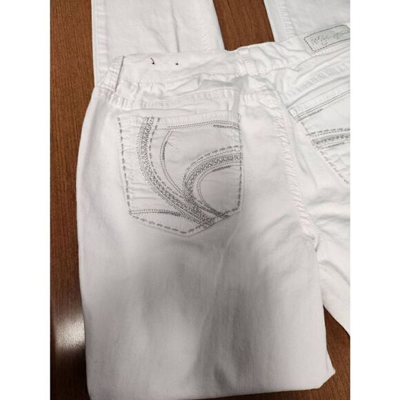 Ariya 13/14 White denim jeans. Measures approx 30 waist 28 inseam and 9 rise - Picture 6 of 8